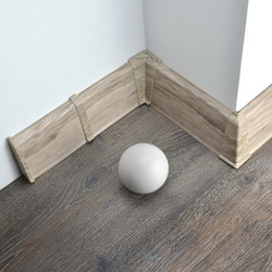 2,5m Fussleiste PVC 70mm Eiche Husky + Montagematerial Gratis